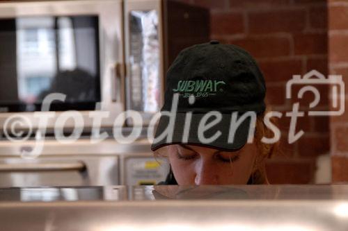 Grand Opening des ersten Subway Restaurants in der Sihlstrasse 99 in Zürich durch die Geschäftsführerin  Brigitta Koch. (C) Fotodienst/Tabea Vogel. 