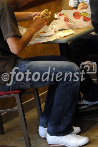 Grand Opening des ersten Subway Restaurants in der Sihlstrasse 99 in Zürich durch die Geschäftsführerin  Brigitta Koch. (C) Fotodienst/Tabea Vogel. 