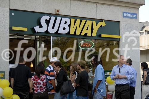 Grand Opening des ersten Subway Restaurants in der Sihlstrasse 99 in Zürich durch die Geschäftsführerin  Brigitta Koch. (C) Fotodienst/Tabea Vogel. 