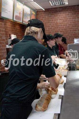 Grand Opening des ersten Subway Restaurants in der Sihlstrasse 99 in Zürich durch die Geschäftsführerin  Brigitta Koch. (C) Fotodienst/Tabea Vogel. 