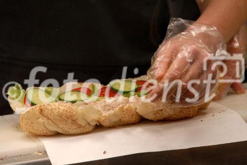 Grand Opening des ersten Subway Restaurants in der Sihlstrasse 99 in Zürich durch die Geschäftsführerin  Brigitta Koch. (C) Fotodienst/Tabea Vogel. 