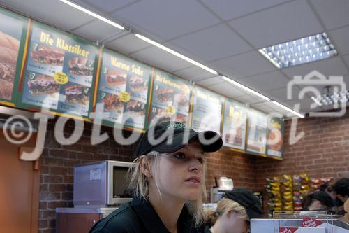 Grand Opening des ersten Subway Restaurants in der Sihlstrasse 99 in Zürich durch die Geschäftsführerin  Brigitta Koch. (C) Fotodienst/Tabea Vogel. 