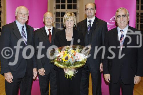 Zum wiederum sehr erfolgreichen Investmentabend wurde von direktanlage.at, diesmal in die Räume der Universität Salzburg geladen. Die hochkarätigen Referenten  Dr.Theo Waigel (deutscher Bundesfinanzminister a.D.), Rupertus Rothenhäuser (Managing Director von BNP Paribas)und Dr. Martin Hüfner (chief economist direktanlage.at) sprachen zur Entwicklung Europas und gaben einen Ausblick über die Situation der Aktien-,Renten und Rohstoffmärkte. Eröffnet wurde der Abend von Ernst Huber dem Vorstandsvorsitzenden von direktanlage.at. 