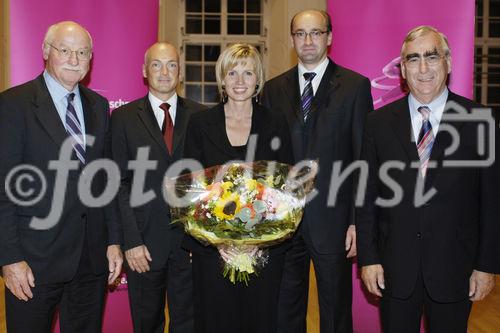 Zum wiederum sehr erfolgreichen Investmentabend wurde von direktanlage.at, diesmal in die Räume der Universität Salzburg geladen. Die hochkarätigen Referenten  Dr.Theo Waigel (deutscher Bundesfinanzminister a.D.), Rupertus Rothenhäuser (Managing Director von BNP Paribas)und Dr. Martin Hüfner (chief economist direktanlage.at) sprachen zur Entwicklung Europas und gaben einen Ausblick über die Situation der Aktien-,Renten und Rohstoffmärkte. Eröffnet wurde der Abend von Ernst Huber dem Vorstandsvorsitzenden von direktanlage.at. 