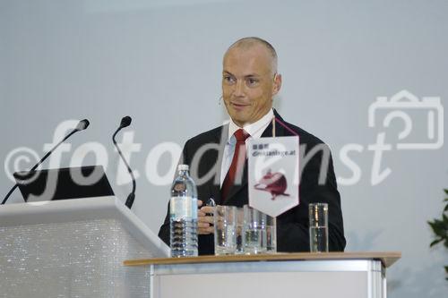 Zum wiederum sehr erfolgreichen Investmentabend wurde von direktanlage.at, diesmal in die Räume der Universität Salzburg geladen. Die hochkarätigen Referenten  Dr.Theo Waigel (deutscher Bundesfinanzminister a.D.), Rupertus Rothenhäuser (Managing Director von BNP Paribas)und Dr. Martin Hüfner (chief economist direktanlage.at) sprachen zur Entwicklung Europas und gaben einen Ausblick über die Situation der Aktien-,Renten und Rohstoffmärkte. Eröffnet wurde der Abend von Ernst Huber dem Vorstandsvorsitzenden von direktanlage.at. 