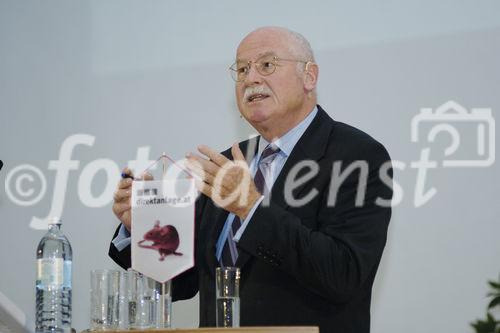 Zum wiederum sehr erfolgreichen Investmentabend wurde von direktanlage.at, diesmal in die Räume der Universität Salzburg geladen. Die hochkarätigen Referenten  Dr.Theo Waigel (deutscher Bundesfinanzminister a.D.), Rupertus Rothenhäuser (Managing Director von BNP Paribas)und Dr. Martin Hüfner (chief economist direktanlage.at) sprachen zur Entwicklung Europas und gaben einen Ausblick über die Situation der Aktien-,Renten und Rohstoffmärkte. Eröffnet wurde der Abend von Ernst Huber dem Vorstandsvorsitzenden von direktanlage.at. 