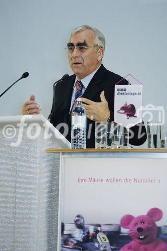 Zum wiederum sehr erfolgreichen Investmentabend wurde von direktanlage.at, diesmal in die Räume der Universität Salzburg geladen. Die hochkarätigen Referenten  Dr.Theo Waigel (deutscher Bundesfinanzminister a.D.), Rupertus Rothenhäuser (Managing Director von BNP Paribas)und Dr. Martin Hüfner (chief economist direktanlage.at) sprachen zur Entwicklung Europas und gaben einen Ausblick über die Situation der Aktien-,Renten und Rohstoffmärkte. Eröffnet wurde der Abend von Ernst Huber dem Vorstandsvorsitzenden von direktanlage.at. 