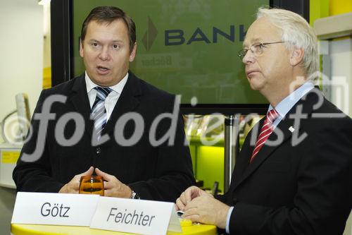 v.li.n.re.
Dr. Herbert Götz (Vorstandsvorsitzender Öst.Post AG),Mag. Manfred Feichter (Finanzdienstleistung Post AG).
