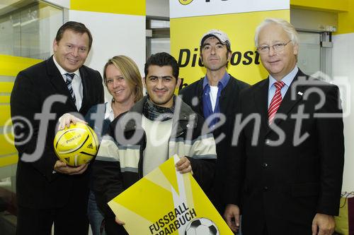 v.li.n.re. Dr. Herbert Götz (Vorstandsvorsitzender Öst.Post AG),Mag. Andrea Anditsch (PR Lebenshilfe Sbg.),Halil Kilinger (Fußballer),Erwin Palnsdorfer (Lebenshilfe Sbg),Mag. Manfred Feichter (Finanzdienstleistung Post AG).