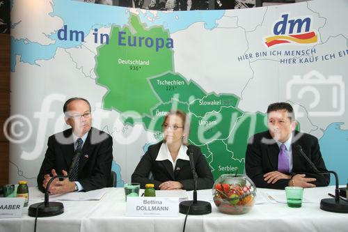 (C) Fotodienst/Anna Rauchenberger - 18.10.2007 - Wien - dm verzeichnet das erfolgreichstes Jahr der Unternehmensgeschichte. Das Unternehmen konnte in Österreich den Umsatz um 16% steigern. FOTO v.l.: Manfred Laaber (Stv. Vorsitzender der Geschäftsführung, Ressort Marketing und Einkauf, dm), Bettina Dollmann (Geschäftsführerin, Ressort Marketing und Einkauf, dm), Thomas Kumric (Prokurist, Ressort Dienstleistungen, dm)