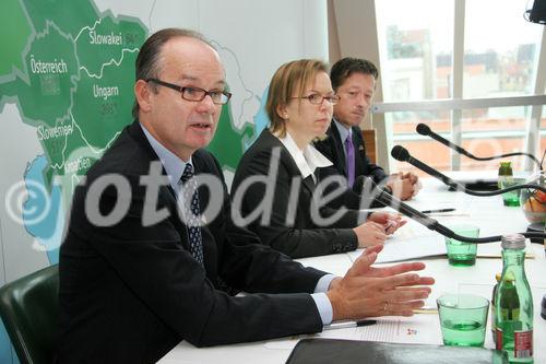 (C) Fotodienst/Anna Rauchenberger - 18.10.2007 - Wien - dm verzeichnet das erfolgreichstes Jahr der Unternehmensgeschichte. Das Unternehmen konnte in Österreich den Umsatz um 16% steigern. FOTO v.l.: Manfred Laaber (Stv. Vorsitzender der Geschäftsführung, Ressort Marketing und Einkauf, dm), Bettina Dollmann (Geschäftsführerin, Ressort Marketing und Einkauf, dm), Thomas Kumric (Prokurist, Ressort Dienstleistungen, dm)