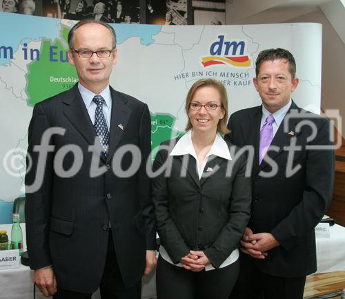 (C) Fotodienst/Anna Rauchenberger - 18.10.2007 - Wien - dm verzeichnet das erfolgreichstes Jahr der Unternehmensgeschichte. Das Unternehmen konnte in Österreich den Umsatz um 16% steigern. FOTO v.l.: Manfred Laaber (Stv. Vorsitzender der Geschäftsführung, Ressort Marketing und Einkauf, dm), Bettina Dollmann (Geschäftsführerin, Ressort Marketing und Einkauf, dm), Thomas Kumric (Prokurist, Ressort Dienstleistungen, dm)