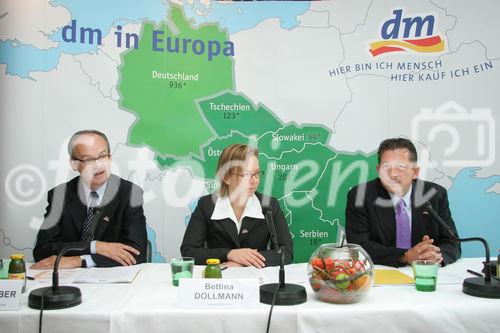 (C) Fotodienst/Anna Rauchenberger - 18.10.2007 - Wien - dm verzeichnet das erfolgreichstes Jahr der Unternehmensgeschichte. Das Unternehmen konnte in Österreich den Umsatz um 16% steigern. FOTO v.l.: Manfred Laaber (Stv. Vorsitzender der Geschäftsführung, Ressort Marketing und Einkauf, dm), Bettina Dollmann (Geschäftsführerin, Ressort Marketing und Einkauf, dm), Thomas Kumric (Prokurist, Ressort Dienstleistungen, dm)