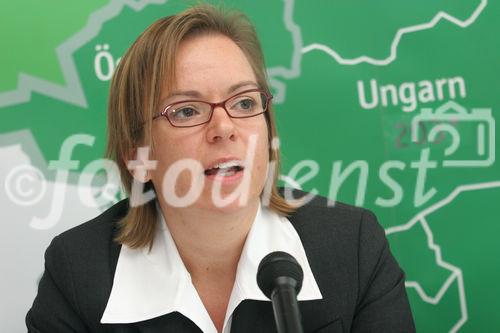 (C) Fotodienst/Anna Rauchenberger - 18.10.2007 - Wien - dm verzeichnet das erfolgreichstes Jahr der Unternehmensgeschichte. Das Unternehmen konnte in Österreich den Umsatz um 16% steigern. FOTO: Bettina Dollmann (Geschäftsführerin, Ressort Marketing und Einkauf, dm)