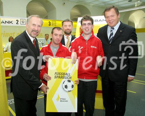 (C) Fotodienst/Anna Rauchenberger - 15.10.2007 - Wien - Aus P.S.K. wird PSK BANK: Bankdienstleistungen und aktiver Kundenservice stellen künftige Schwerpunkte dar. FOTO: Übergabe des ersten 'Fussballsparbuchs' zur Unterstützung des Behindertensports, v.l.: Dr. Ewald Nowotny (Generaldirektor BAWAG PSK), Teilnehmer der 'Special Olympics', Mag. Herbert Legradi (Vorstandsdirektor BAWAG PSK), Teilnehmer der 'Special Olympics', Dr. Herbert Götz (Vorstandsdirektor Österreichische Post AG).