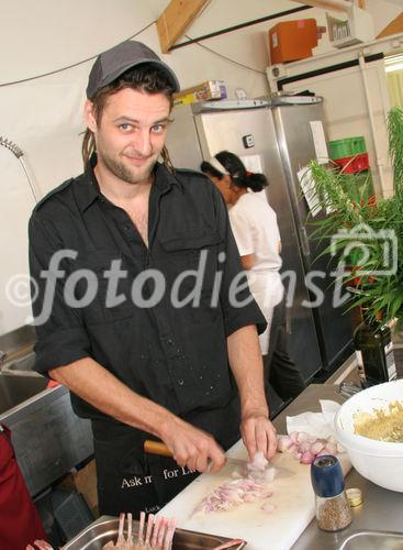 (C) Fotodienst/Anna Rauchenberger - Wien 01.08.2007 - C-ICE, der Schweizer Hanf-Eistee mit einzigartigem Geschmack macht anderen Erfrischungsgetränken Konkurrenz! FOTO: Fernsehkoch Patrick Müller kocht Hanfgerichte