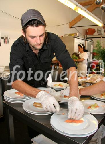 (C) Fotodienst/Anna Rauchenberger - Wien 01.08.2007 - C-ICE, der Schweizer Hanf-Eistee mit einzigartigem Geschmack macht anderen Erfrischungsgetränken Konkurrenz! FOTO: Fernsehkoch Patrick Müller kocht Hanfgerichte