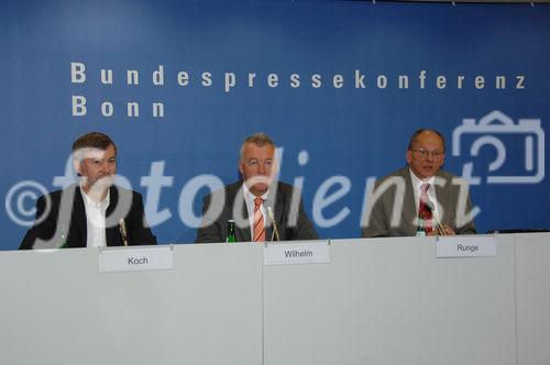 Jahres-Pressekonferenz 2006 des Deutschen Entwicklungsdienst GmbH in Bonn,
v.l.Herr Koch aus dem Presse und Informationsamt, Dr. Jürgen Wilhelm DED-Geschäftsführer, Dr. Uwe Runge DED Verwaltungs-ratsvorsitzende