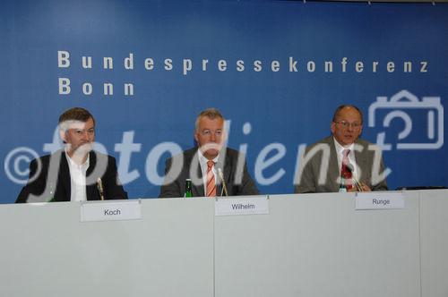 Jahres-Pressekonferenz 2006 des Deutschen Entwicklungsdienst GmbH in Bonn,
v.l.Herr Koch aus dem Presse und Informationsamt, Dr. Jürgen Wilhelm DED-Geschäftsführer, Dr. Uwe Runge DED Verwaltungs-ratsvorsitzende