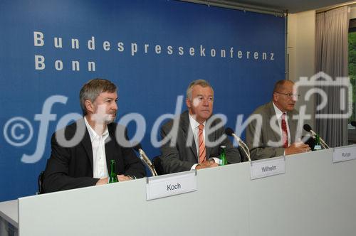 Jahres-Pressekonferenz 2006 des Deutschen Entwicklungsdienst GmbH in Bonn, v.l. Herr Koch aus dem Presse und Informationsamt, Dr. Jürgen Wilhelm DED-Geschäftsführer, Dr. Uwe Runge DED Verwaltungs-ratsvorsitzende