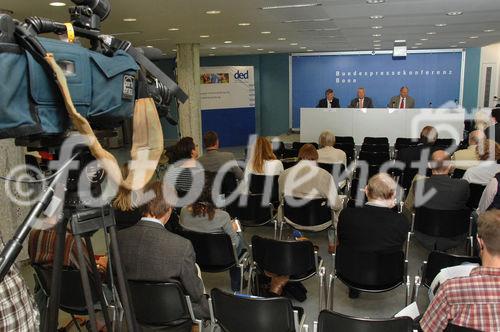 Jahres-Pressekonferenz 2006 des Deutschen Entwicklungsdienst GmbH in Bonn, Pressesaal in Presse und Informationsamt in Bonn