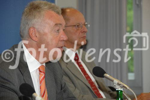 Jahres-Pressekonferenz 2006 des Deutschen Entwicklungsdienst GmbH in Bonn, v.l.Dr Jürgen Wilhelm und Dr. Uwe Runge