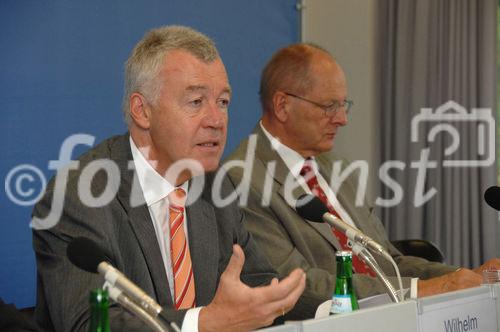 Jahres-Pressekonferenz 2006 des Deutschen Entwicklungsdienst GmbH in Bonn, Dr. Jürgen Wilhelm DED-Geschäftsführer und Dr. Uwe Runge, DED Verwaltungsratsvorsitzender