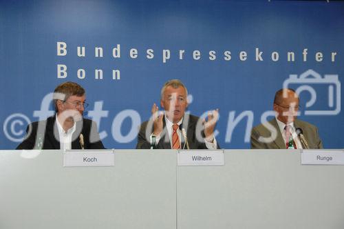 Jahres-Pressekonferenz 2006 des Deutschen Entwicklungsdienst GmbH in Bonn,v.l.
Herr Koch aus dem Presse und Informationsamt, Dr. Jürgen Wilhelm DED-Geschäftsführer, Dr. Uwe Runge DED Verwaltungs-ratsvorsitzende