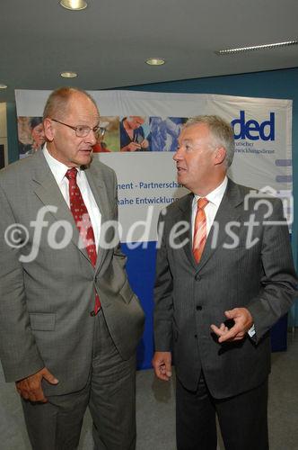 Jahres-Pressekonferenz 2006 des Deutschen Entwicklungsdienst GmbH in Bonn, v.r.
Herr Dr. Jürgen Wilhelm DED-Geschäftsführer, Dr. Uwe Runge DED Verwaltungs-ratsvorsitzende