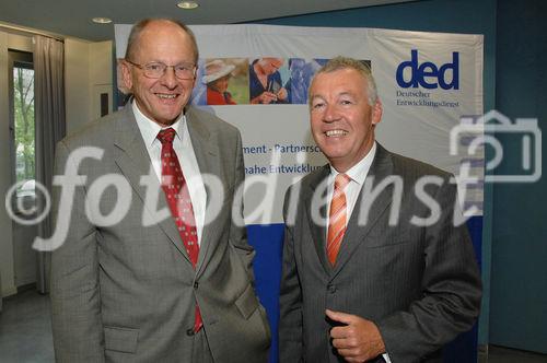 Jahres-Pressekonferenz 2006 des Deutschen Entwicklungsdienst GmbH in Bonn,v.r.Herr Dr. Jürgen Wilhelm DED-Geschäftsführer, Dr. Uwe Runge DED Verwaltungs-ratsvorsitzende