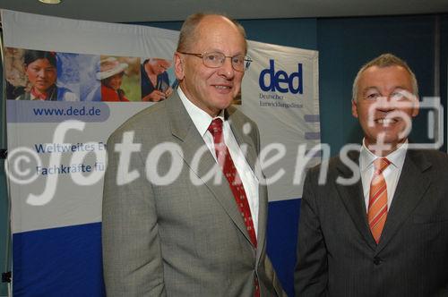 Jahres-Pressekonferenz 2006 des Deutschen Entwicklungsdienst GmbH in Bonn, v.r. Dr. Jürgen Wilhelm DED-Geschäftsführer und Dr. Uwe Runge, DED Verwaltungsratsvorsitzender