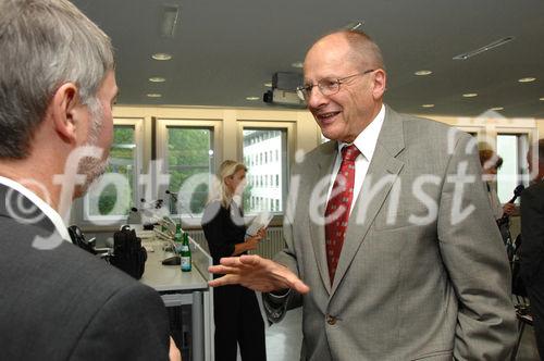 Jahres-Pressekonferenz 2006 des Deutschen Entwicklungsdienst GmbH in Bonn, Dr. Uwe Runge DED Verwaltungs-ratsvorsitzende im Gespräch mit der Presse