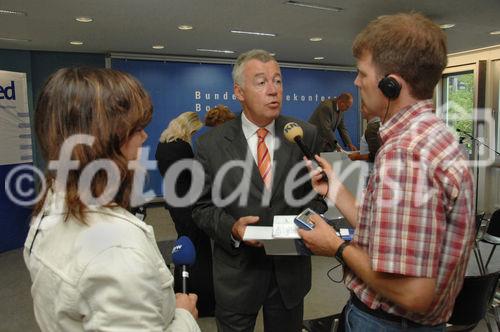 Jahres-Pressekonferenz 2006 des Deutschen Entwicklungsdienst GmbH in Bonn,
Dr. Jürgen Wilhelm DED-Geschäftsführer im Interviev