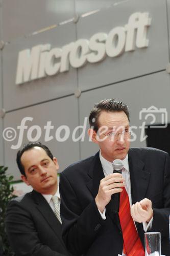 Der Auftritt von Microsoft Österreich auf der ITnT zählt traditionell zu den Publikumsmagneten auf der heimischen IT-Fachmesse. 
Foto: Michael Bartz (Leitung Bereich Information Worker)hinten; Manfred Bayer-Lemerz (Leitung Bereich Business Solutions Österreich)
©fotodienst/Nadine Bargad