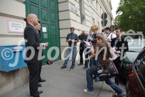 Illegal ist nicht mehr legal: Software - Pirat rechtskräftig zu vier Monaten Freiheitsstrafe (bedingt) verurteilt.
Foto v.li: Georg Herrnleben (Director Central & Eastern Europe -BSA Europe); Guido Kucsko (Rechtsanwalt - Schönherr Rechtsanwälte GmbH)
©fotodienst/Nadine Bargad