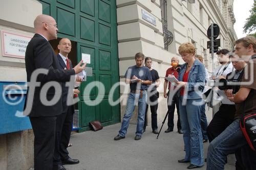 Illegal ist nicht mehr legal: Software - Pirat rechtskräftig zu vier Monaten Freiheitsstrafe (bedingt) verurteilt.
Foto v.li: Georg Herrnleben (Director Central & Eastern Europe -BSA Europe); Guido Kucsko (Rechtsanwalt - Schönherr Rechtsanwälte GmbH)
©fotodienst/Nadine Bargad