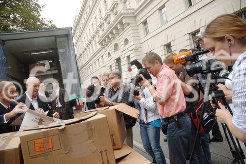 Illegal ist nicht mehr legal: Software - Pirat rechtskräftig zu vier Monaten Freiheitsstrafe (bedingt) verurteilt.
Foto v.li: Georg Herrnleben (Director Central & Eastern Europe -BSA Europe); Guido Kucsko (Rechtsanwalt - Schönherr Rechtsanwälte GmbH)
©fotodienst/Nadine Bargad