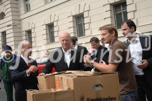 Illegal ist nicht mehr legal: Software - Pirat rechtskräftig zu vier Monaten Freiheitsstrafe (bedingt) verurteilt.
Foto v.li: Guido Kucsko (Rechtsanwalt - Schönherr Rechtsanwälte GmbH); Georg Herrnleben (Director Central & Eastern Europe -BSA Europe); Rudolf greinix (Pleon Publico)
©fotodienst/Nadine Bargad