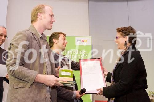 (C) fotodienst/Anna Rauchenberger -  Wien, am 28.09.2009 - Heute wurde im Rahmen einer Gala in der Wirtschaftskammer Österreich der Staatspreis für Multimedia und e-Business verliehen. FOTO: STS Christine Marek (re), Staatssekretärin im BMWFJ, verleiht den Gewinnern, der Bongfish GmbH mit dem Projekt 'StokEd', den Staatspreis für Multimedia.