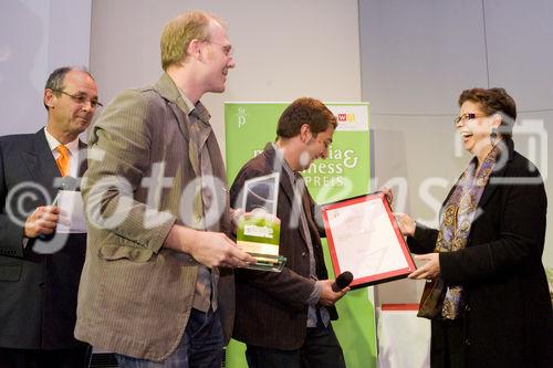 (C) fotodienst/Anna Rauchenberger -  Wien, am 28.09.2009 - Heute wurde im Rahmen einer Gala in der Wirtschaftskammer Österreich der Staatspreis für Multimedia und e-Business verliehen. FOTO: STS Christine Marek (re), Staatssekretärin im BMWFJ, verleiht den Gewinnern, der Bongfish GmbH mit dem Projekt 'StokEd', den Staatspreis für Multimedia.