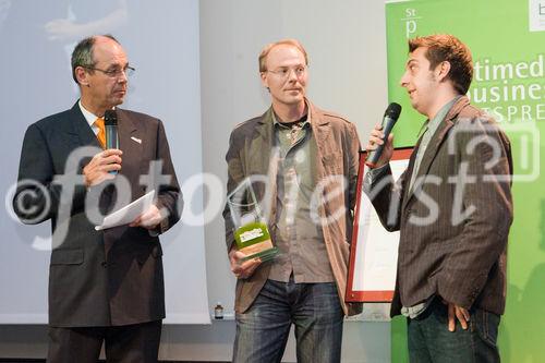 (C) fotodienst/Anna Rauchenberger -  Wien, am 28.09.2009 - Heute wurde im Rahmen einer Gala in der Wirtschaftskammer Österreich der Staatspreis für Multimedia und e-Business verliehen. FOTO: Prof. Dr. Peter A. Bruck, GF Research Studios Austria ForschungsgmbH, Moderation (li) und Gewinner des Staatspreises für Multimedia: Bongfish GmbH mit dem Projekt 'StokEd'