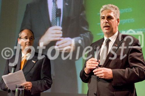 (C) fotodienst/Anna Rauchenberger -  Wien, am 28.09.2009 - Heute wurde im Rahmen einer Gala in der Wirtschaftskammer Österreich der Staatspreis für Multimedia und e-Business verliehen. FOTO v.l.: Prof. Dr. Peter A. Bruck, Geschäftsführer Research Studios Austria ForschungsgmbH, Ehrenamtlicher Obman Internationale Center for New Media, Dr. Hans Jörg Schelling, Vizepräsident der Wirtschaftskammer Österreich