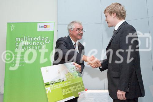 (C) fotodienst/Anna Rauchenberger -  Wien, am 28.09.2009 - Heute wurde im Rahmen einer Gala in der Wirtschaftskammer Österreich der Staatspreis für Multimedia und e-Business verliehen. FOTO: Univ. Prof. Dr. Gerald Futschek, Präsident, Österreichische Computer Gesellschaft überreicht dem Preisträger (re) They Shoot Music - Don?t They  mit dem Projekt 'They Shoot Music - Don?t They' den Förderpreis Talent trifft Markt