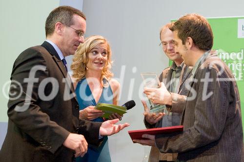 (C) fotodienst/Anna Rauchenberger -  Wien, am 28.09.2009 - Heute wurde im Rahmen einer Gala in der Wirtschaftskammer Österreich der Staatspreis für Multimedia und e-Business verliehen. FOTO: Mag. Günther Göschl, CFO Oracle überreicht den Preisträgern (re) Bongfish GmbH mit dem Projekt 'StokEd', Kategorie 'Kultur, Entertainment und Spiele' den Preis.  Anitra Eggler, Geschäftsführerin Mamma Media, Mitte.