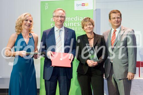 (C) fotodienst/Anna Rauchenberger -  Wien, am 28.09.2009 - Heute wurde im Rahmen einer Gala in der Wirtschaftskammer Österreich der Staatspreis für Multimedia und e-Business verliehen. FOTO v.l.: Anitra Eggler, Geschäftsführerin Mamma Media, Preisträger West Deutscher Rundfunk mit dem Projekt 'WDR Klangkiste', Kategorie 'Lernen, Information und Wissen', Wolfgang Renner, Wiener Zeitung