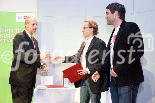 (C) fotodienst/Anna Rauchenberger -  Wien, am 28.09.2009 - Heute wurde im Rahmen einer Gala in der Wirtschaftskammer Österreich der Staatspreis für Multimedia und e-Business verliehen. FOTO: Dr. Hanns-Thomas Kopf, Geschäftsführer Siemens IT Solutions and Services (li) verleiht den Gewinnern, der PLAY.FM GmbH mit dem Projekt 'PLAY.FM 2.0', den Preis in der Kategorie Tourismus, Health und Sociale Media.