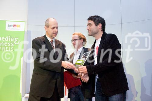 (C) fotodienst/Anna Rauchenberger -  Wien, am 28.09.2009 - Heute wurde im Rahmen einer Gala in der Wirtschaftskammer Österreich der Staatspreis für Multimedia und e-Business verliehen. FOTO: Dr. Hanns-Thomas Kopf, Geschäftsführer Siemens IT Solutions and Services (li) verleiht den Gewinnern, der PLAY.FM GmbH mit dem Projekt 'PLAY.FM 2.0', den Preis in der Kategorie Tourismus, Health und Sociale Media.