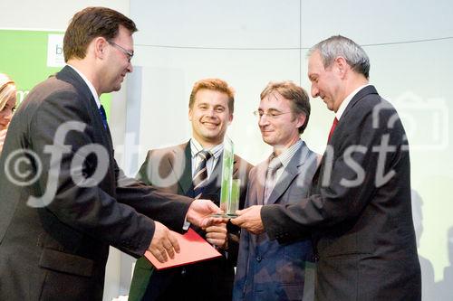 (C) fotodienst/Anna Rauchenberger -  Wien, am 28.09.2009 - Heute wurde im Rahmen einer Gala in der Wirtschaftskammer Österreich der Staatspreis für Multimedia und e-Business verliehen. FOTO: Christian Rupp (li), Sprecher der Plattform Digitales Österreich, Bundeskanzleramt, verleiht den Preisträgern Unisys Oesterreich GmbH mit dem Projekt 'EAZV' ihren Preis in der Kategorie 'E-Government und Bürgerservice'