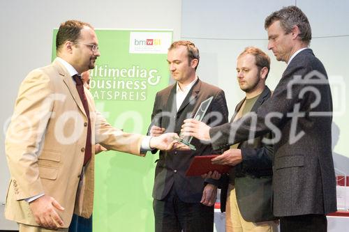 (C) fotodienst/Anna Rauchenberger -  Wien, am 28.09.2009 - Heute wurde im Rahmen einer Gala in der Wirtschaftskammer Österreich der Staatspreis für Multimedia und e-Business verliehen. FOTO: Mag. Alexander Kleedorfer, Telekom Austria Group überreicht den Preisträgern (re) Fluidtime Data Services mit dem Projekt 'Wiewohin - Der intermodale Vergleichsroutenplaner' den Preis in der Sonderkategorie 'Energie, Klima und Umwelt, e-Initiativen zu Corporate Social Responsibility'