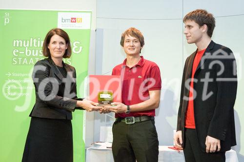 (C) fotodienst/Anna Rauchenberger -  Wien, am 28.09.2009 - Heute wurde im Rahmen einer Gala in der Wirtschaftskammer Österreich der Staatspreis für Multimedia und e-Business verliehen. FOTO: Dr. Henrietta Egerth, Geschäftsführerin FFG überreicht den Preisträgern (re) der FH Hagenberg mit dem Projekt 'CRISTAL' den Innovationspreis - IKT Innoation für den Aufschwung